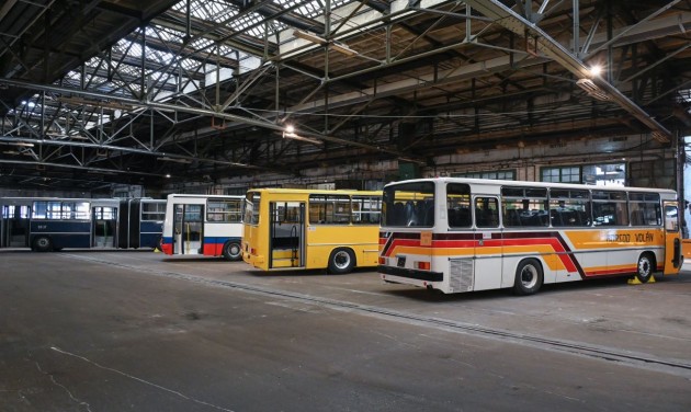 Három Ikarus 200-as buszt restaurált a Közlekedési Múzeum
