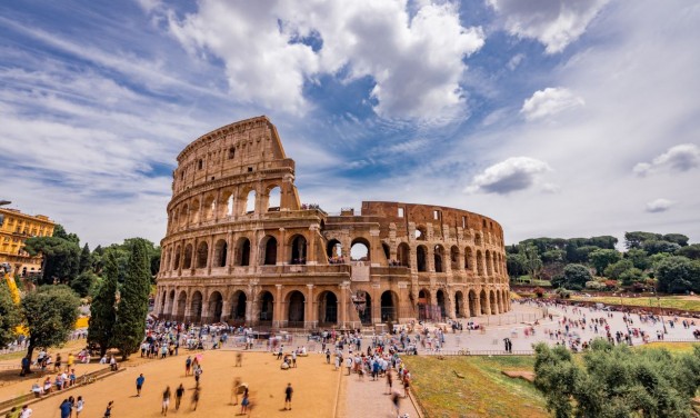 Akár börtönbe is kerülhet a turista, aki rávéste nevét a Colosseumra