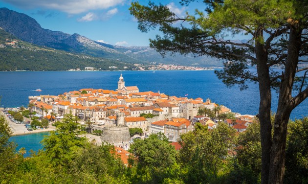 Horvátországban előreveszik az oltási sorban a turizmusban dolgozókat