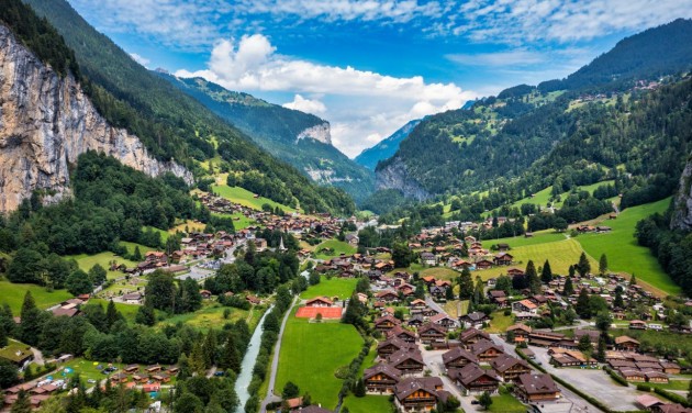 Ragadós a velencei példa, egy svájci falu is belépődíjas lehet