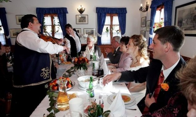 Hungary to subsidize gypsy music in restaurants 
