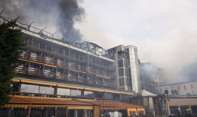 Tűz ütött ki a visegrádi Hotel Silvanusban, a szállodát kiürítették – videó (frissítve)