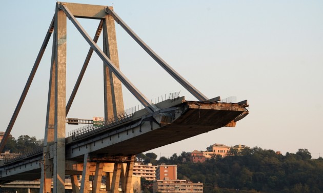 Helyére emelték az újjáépített genovai híd utolsó elemét