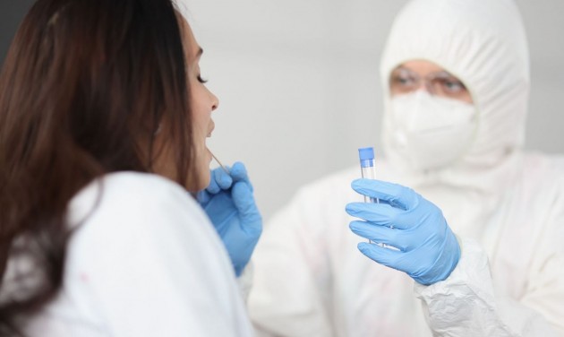 Ingyenes PCR-tesztet sürget a keleti vakcinával oltott utazóknak az MSZP