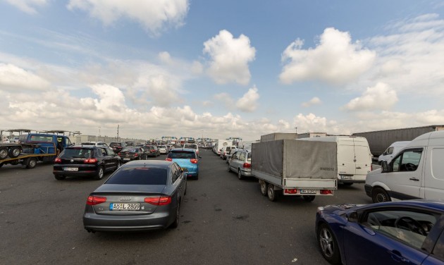 Torlódás a romániai határállomásokon az új karanténszabályok miatt