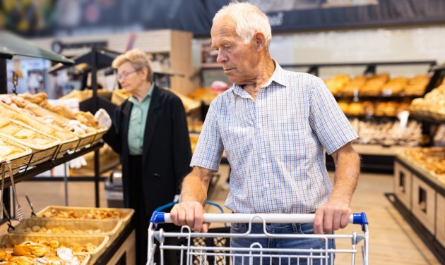 Keddtől visszatér az idősek vásárlási sávja a boltokba
