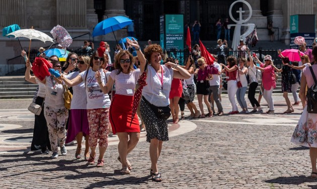 Idegenvezetői összefogás – flashmob a Bazilikánál