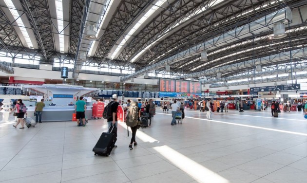 Ismét szigorúbban ellenőrzik az érkezőket a prágai repülőtéren
