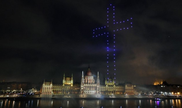 Közel 900 drón táncát figyelhetjük vasárnap este Budapesten