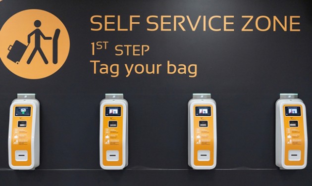 Sorban állás helyett önkiszolgáló pultokon is feladhatjuk bőröndjeinket a repülőtéren