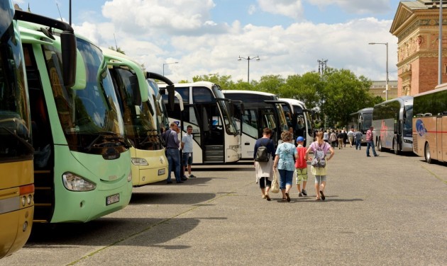 Sokkolja a magas üzemanyagár a hazai beutaztatókat és buszosokat
