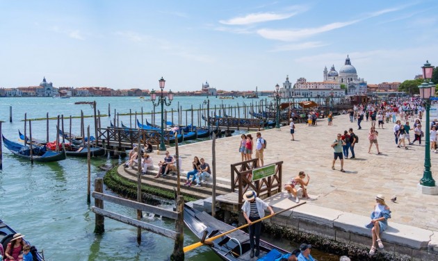 Korlátozzák a turistacsoportok méretét Velencében