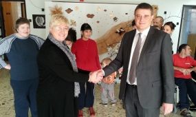 Gyermekotthonnak adományozott fa játszóházat a GYSEV Zrt.