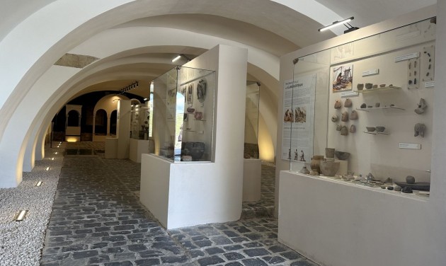Árpád-kori monostor alá fúrták a 200 éves borospincét, ahol most kiállítást nyílt