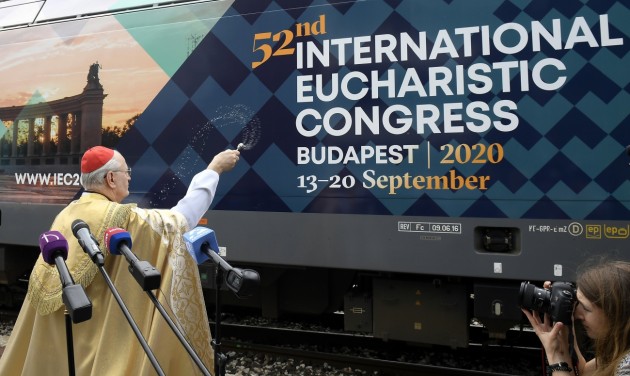Mozdony viszi hírét a Nemzetközi Eucharisztikus Kongresszusnak