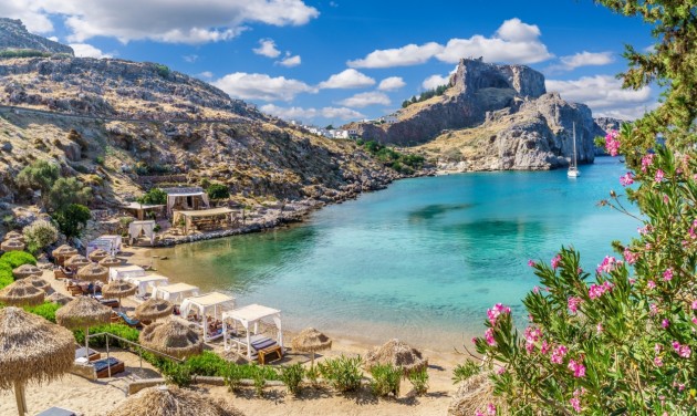 A görög miniszterelnök egyhetes ingyen nyaralást ígér a Rodoszról evakuáltaknak