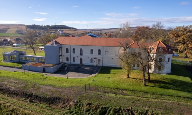 Átadták a felújított Bethlen-kastélyt az erdélyi Szászbonyhán
