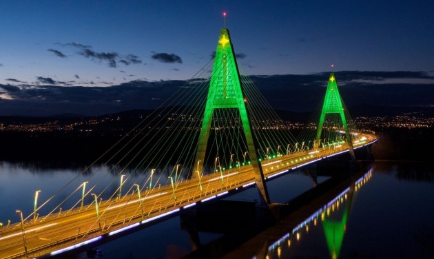 Így néz ki a 100 méteres karácsonyfákká alakított Megyeri-híd