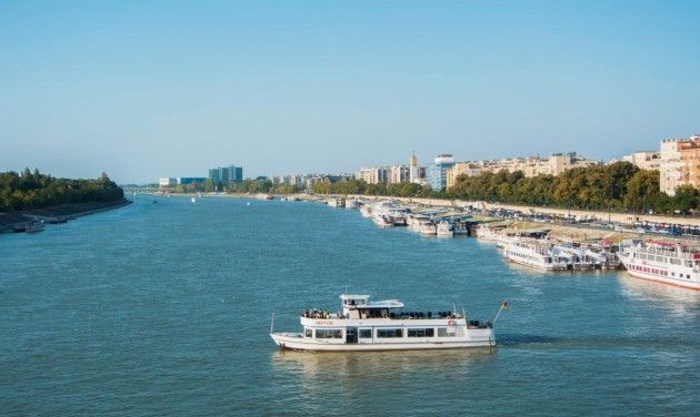 Korlátozná a Duna-parton kikötő hajók számát a 13. kerület, megelégelték a bulituristákat