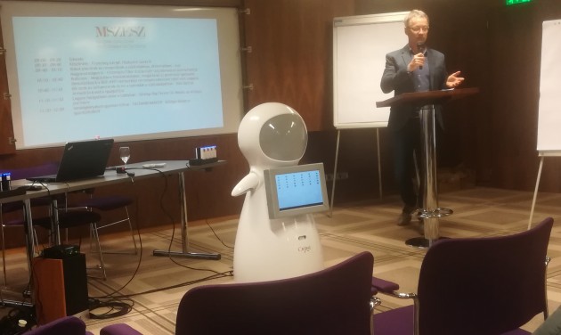 Robotok, generációváltás, influencerek a Földszinti szekció ülésén