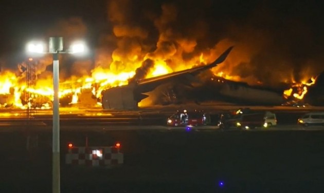 Összeütközött két repülőgép a tokiói repülőtéren, öten meghaltak