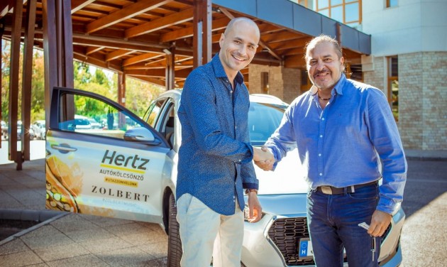 Szintet lépett a híres szaxofonos és a Hertz partneri kapcsolata
