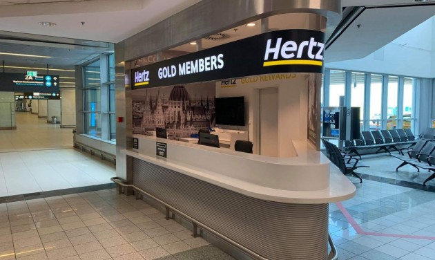 A Hertz Gold pulttal készül a repülőtéren az újranyitásra