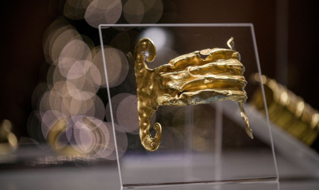 Egy 3500 éves arany karperec a Nemzeti Múzeum új műtárgya