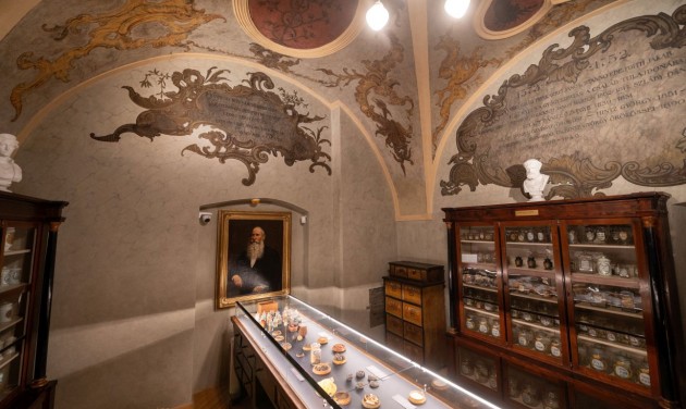 Múmiapor, hódfog és életelixír is látható az újranyílt gyógyszerészeti múzeumban Kolozsváron