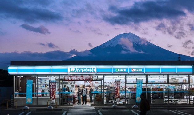 Drótkerítéssel zárja el a Fudzsira nyíló kilátást a turisták elől egy japán város