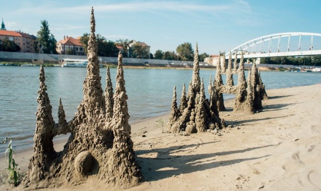 Rejtélyes homokkastélyok épülnek a szegedi Tisza-parton