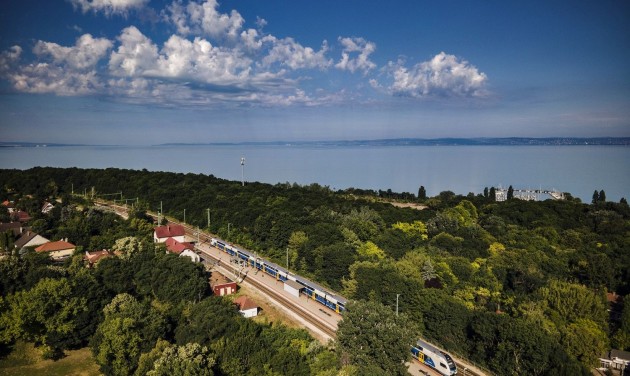 Vasútállomások újulnak meg a Balaton északi és déli partján