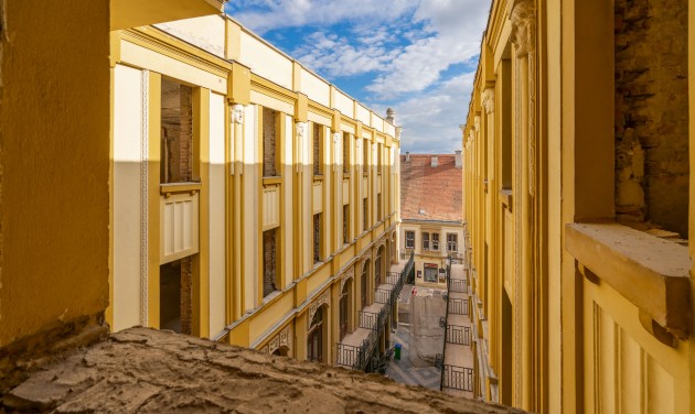 Az építési fázisba lépett Pécs patinás szecessziós szállodájának felújítása