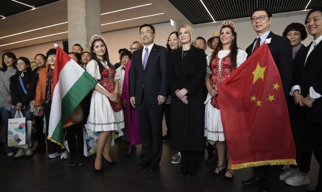 Három év után újraindultak a kínai turistacsoportok Magyarországra