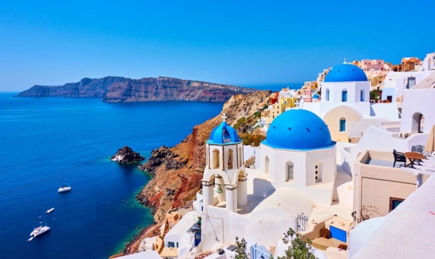 Görögországban júniustól nem kell maszk a reptereken, éttermekben, szállodákban
