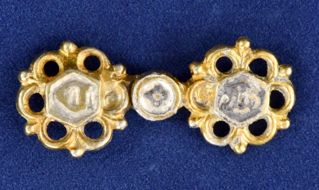 Hétszáz éves aranyozott ékszert találtak a visegrádi palota feltárásakor