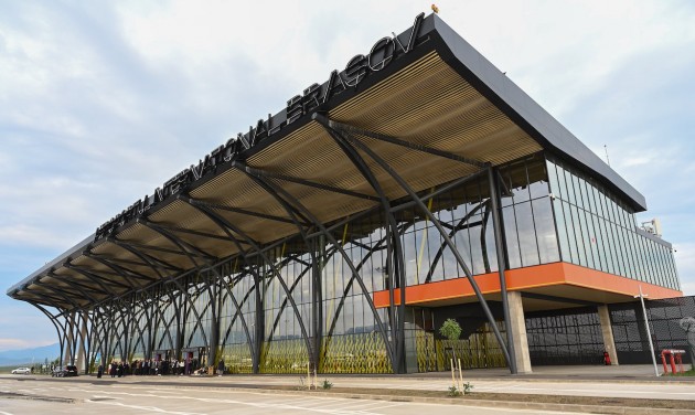 A Dan Air kitart a brassói repülőtér mellett, és felfüggeszti több bukaresti járatát
