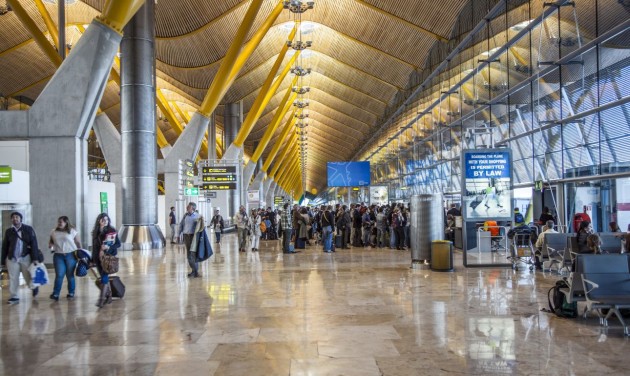 Nincs elég személyzet a madridi reptéren, sok utas kési le a járatát