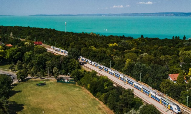 Hétvégenként dupla emeletes vonat jár a Balaton déli partjára 