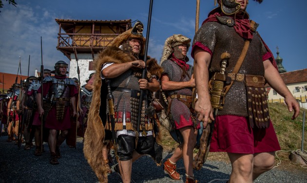 Gladiátorok, legionáriusok és lovasíjászok a Savaria Történelmi Karneválon