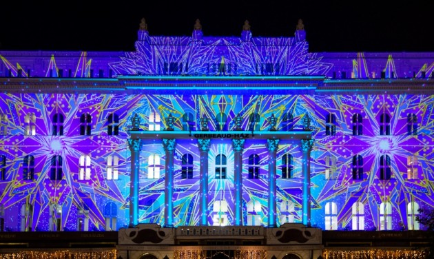 Varázslatos fényfestés kápráztatja el a látogatókat a Vörösmarty téren