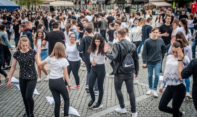 Pénteken több száz fiatal táncolja a francia négyest Szombathelyen