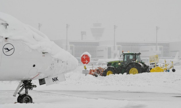 Káosz a hó miatt Németországban: törölt légi járatok, vonatok
