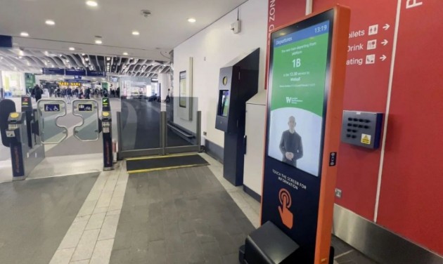 Több brit vasútállomáson is elérhető jelnyelvi tájékoztatás