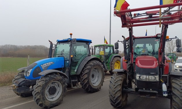 Tüntető gazdák akadályozták a forgalmat az egyik magyar-román átkelőn