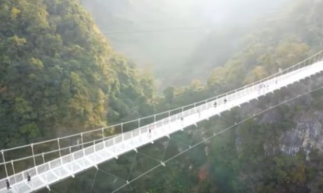Átadták a világ leghosszabb üvegpadlós hídját Vietnámban – videó