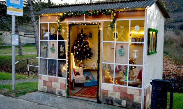 Karácsonyi nappalivá öltöztették a helyiek a lullai buszvárót