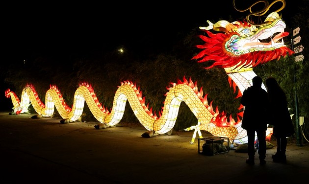 Óriási kínai lampionfigurák lepték el a Biodómot, februárig maradnak – képek