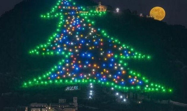 Újra kigyúltak a fények a világ legnagyobb karácsonyfáján