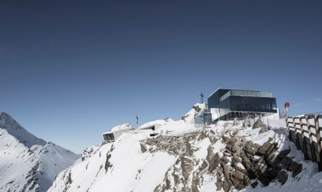 James Bond múzeum a hegytetőn